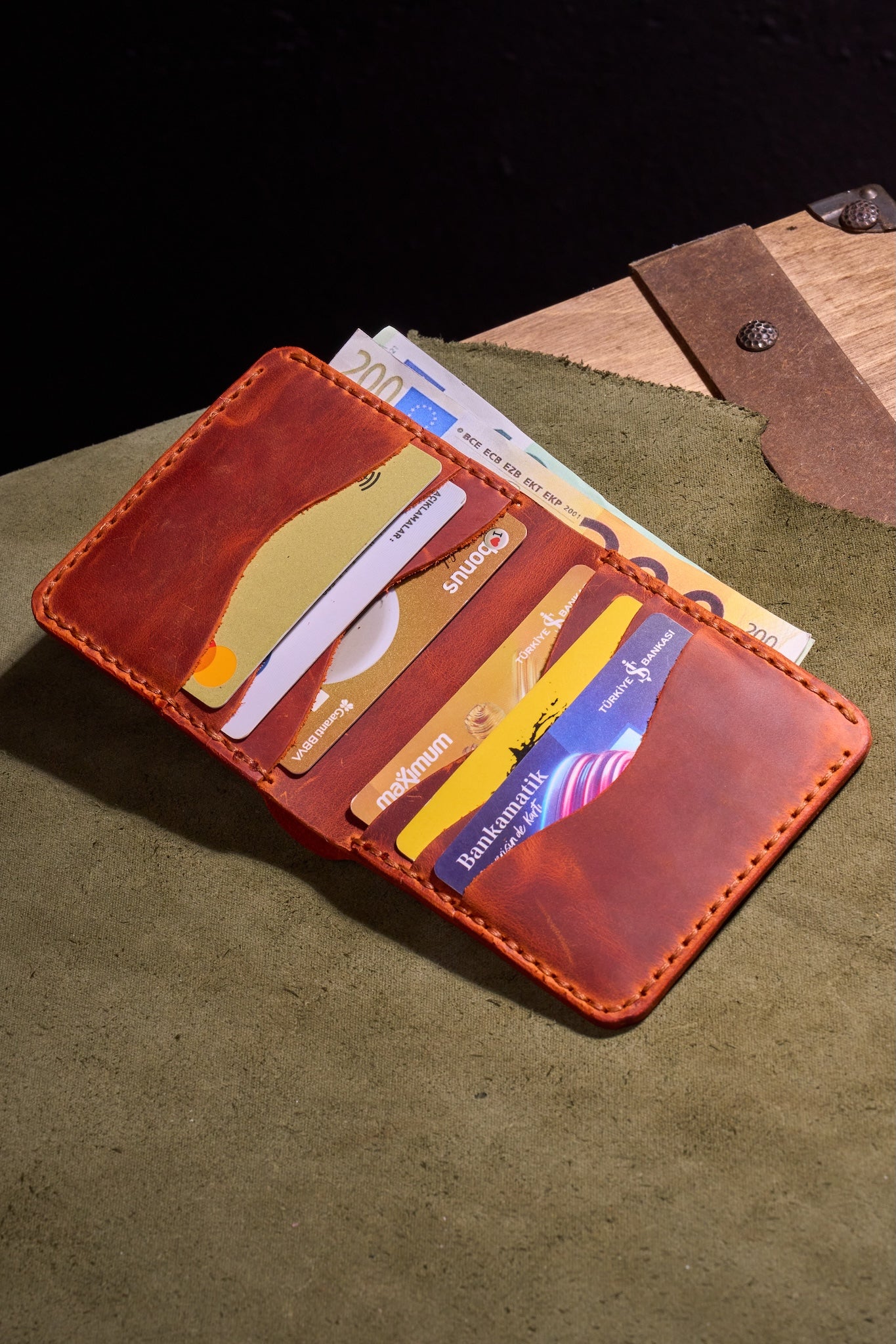 Turuncu Kiremit Erkekler için El Yapımı Hakiki Dana Derisi Katlanır Cüzdan – %100 Hakiki Deri, El Dikişli, Makine Kullanılmadan Üretilmiş, Dayanıklı Kart ve Nakit Bölmesi, Birinci Sınıf Günlük Cüzdan ve Hediyelik