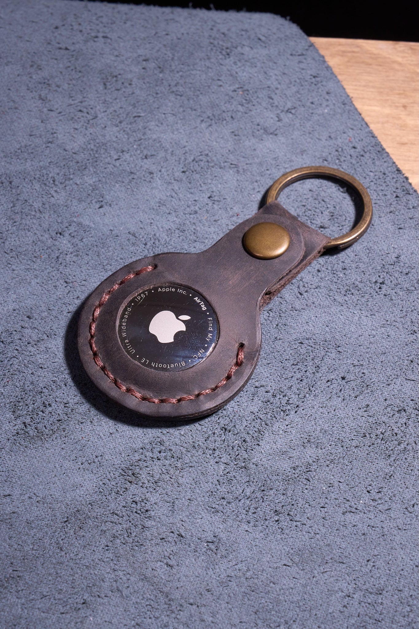 Kahve El Yapımı Hakiki Deri Airtag Anahtarlık, %100 El İşçiliğiyle Üretilmiş Dayanıklı Gerçek Deri Kılıf, Apple AirTag ile Uyumlu, Günlük Kullanım İçin Birinci Sınıf Deri Aksesuar