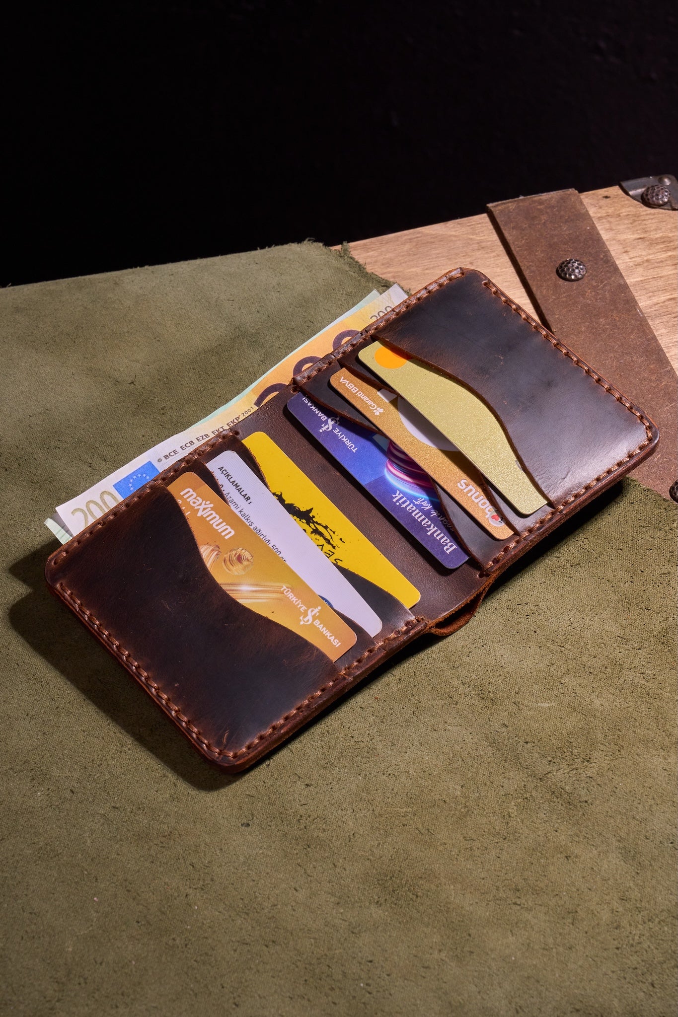 Taba Erkekler için El Yapımı Hakiki Dana Derisi Katlanır Cüzdan – %100 Hakiki Deri, El Dikişli, Makine Kullanılmadan Üretilmiş, Dayanıklı Kart ve Nakit Bölmesi, Birinci Sınıf Günlük Cüzdan ve Hediyelik