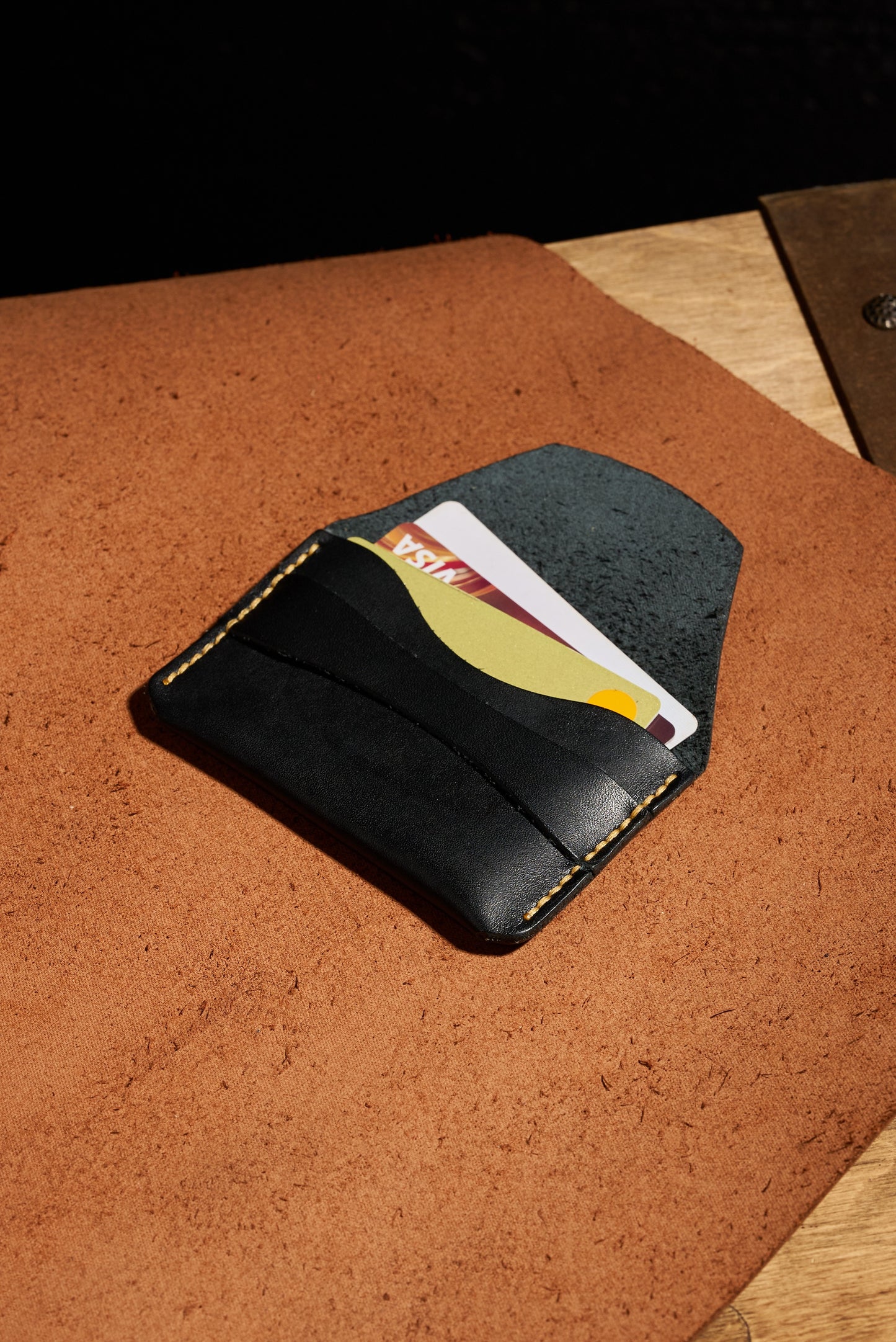 Siyah El Yapımı dana derisi çok fonksiyonlu kartlık box– Premium El Yapımı Minimalist Bozuk Para, Nakit ve Kartlar için Çok Amaçlı Ceplik. Takı, USB, SD Kartlar ve Küçük Eşyalar İçin