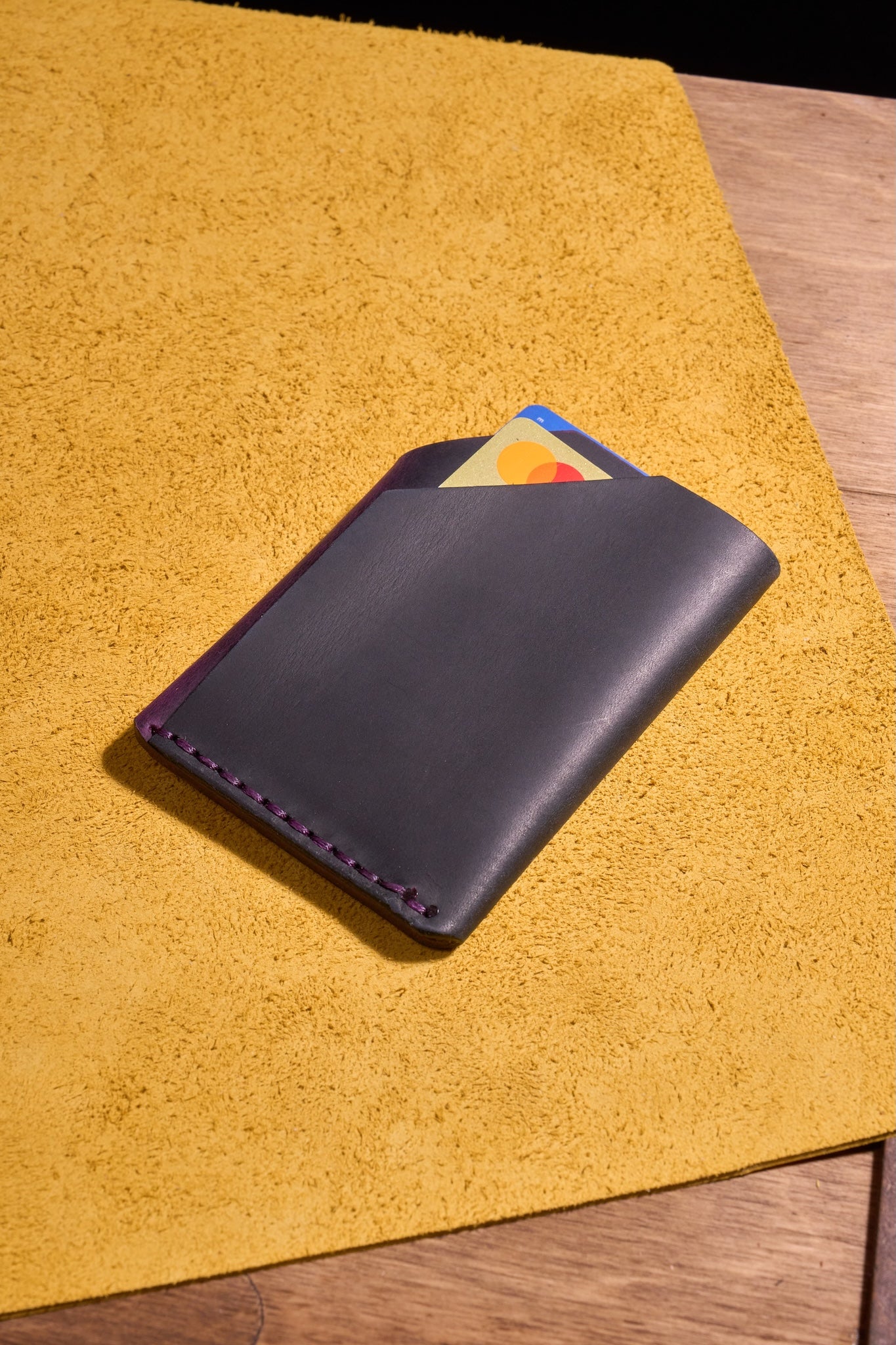 Mor Siyah - El Yapımı Minimalist Deri Kartlık – %100 Dana Derisi, Erkekler ve Kadınlar İçin Birinci Sınıf İnce El Yapımı Kartlık, Makine Kullanılmamıştır, Dayanıklı Günlük Kullanım Kartlık