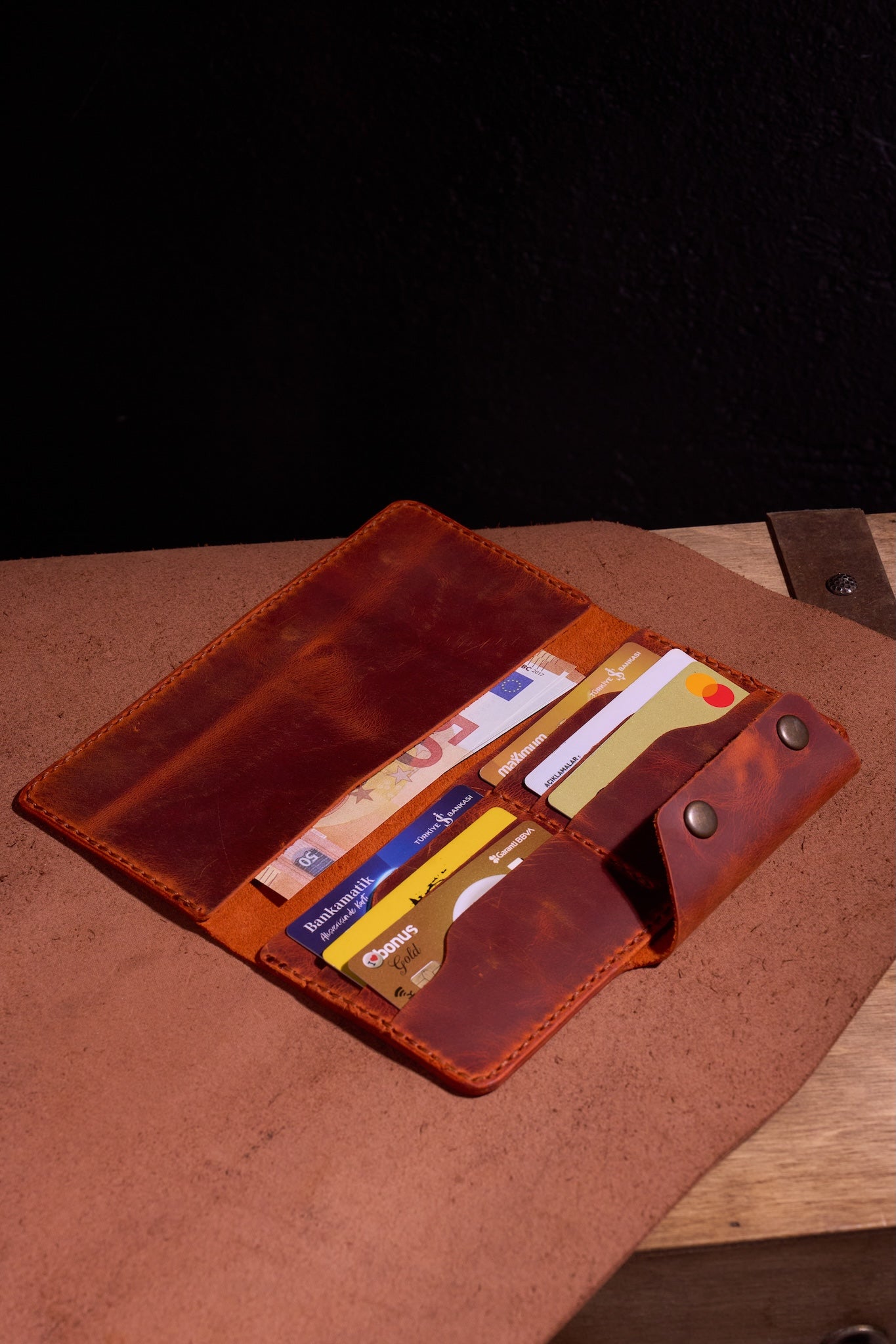 Turuncu Kiremit El Yapımı Deri Erkek Cüzdanı – Özenle Üretilmiş, Hediye ve Günlük Kullanım İçin İdeal