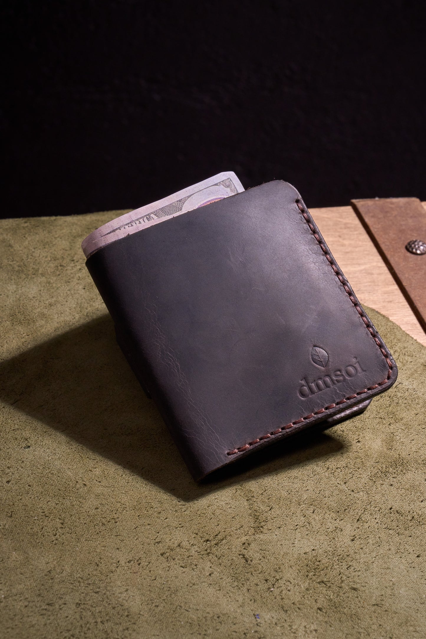 Kahve Erkekler için El Yapımı Hakiki Dana Derisi Katlanır Cüzdan – %100 Hakiki Deri, El Dikişli, Makine Kullanılmadan Üretilmiş, Dayanıklı Kart ve Nakit Bölmesi, Birinci Sınıf Günlük Cüzdan ve Hediyelik