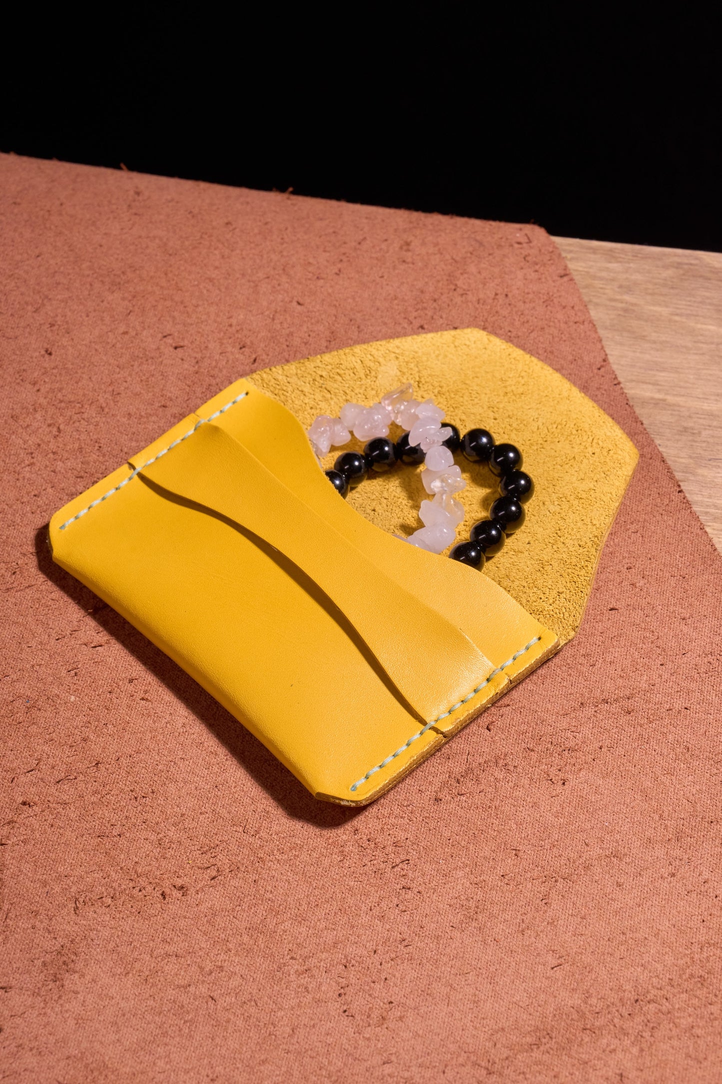 Sarı El Yapımı dana derisi çok fonksiyonlu kartlık box– Premium El Yapımı Minimalist Bozuk Para, Nakit ve Kartlar için Çok Amaçlı Ceplik. Takı, USB, SD Kartlar ve Küçük Eşyalar İçin