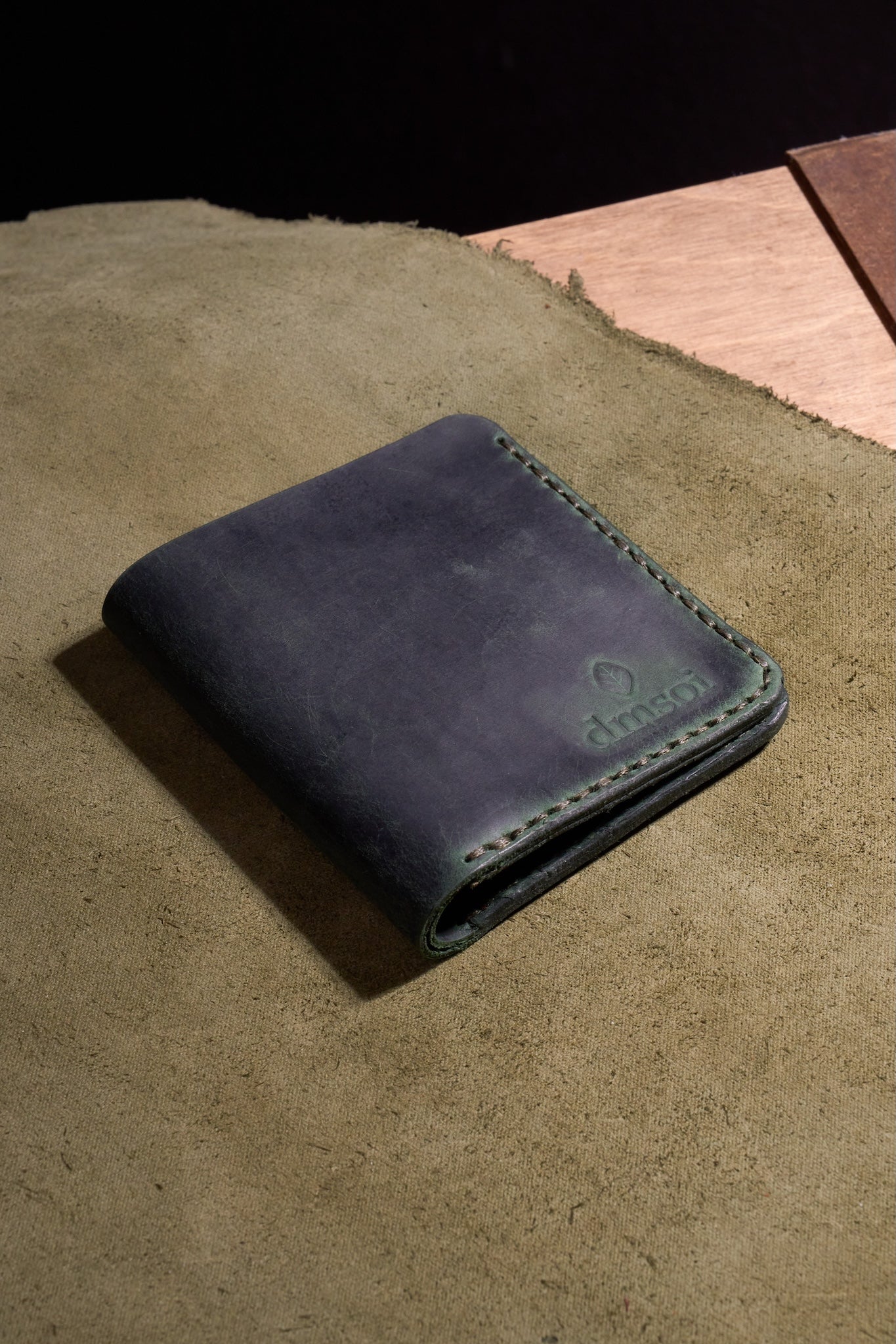 Yeşil Erkekler için El Yapımı Hakiki Dana Derisi Katlanır Cüzdan – %100 Hakiki Deri, El Dikişli, Makine Kullanılmadan Üretilmiş, Dayanıklı Kart ve Nakit Bölmesi, Birinci Sınıf Günlük Cüzdan ve Hediyelik