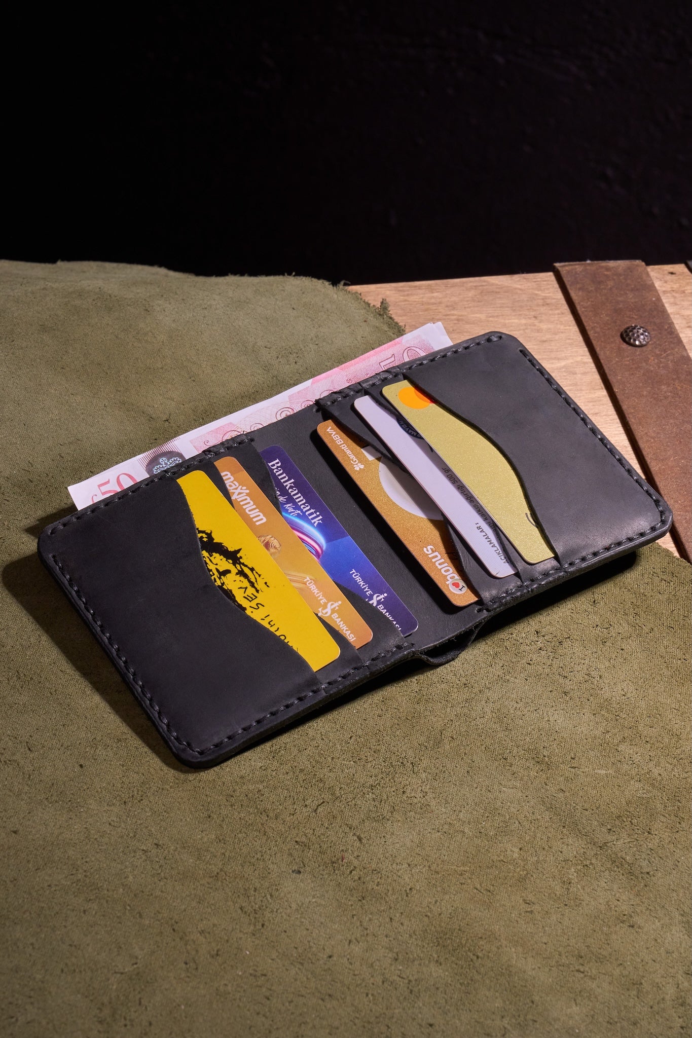 Siyah Erkekler için El Yapımı Hakiki Dana Derisi Katlanır Cüzdan – %100 Hakiki Deri, El Dikişli, Makine Kullanılmadan Üretilmiş, Dayanıklı Kart ve Nakit Bölmesi, Birinci Sınıf Günlük Cüzdan ve Hediyelik