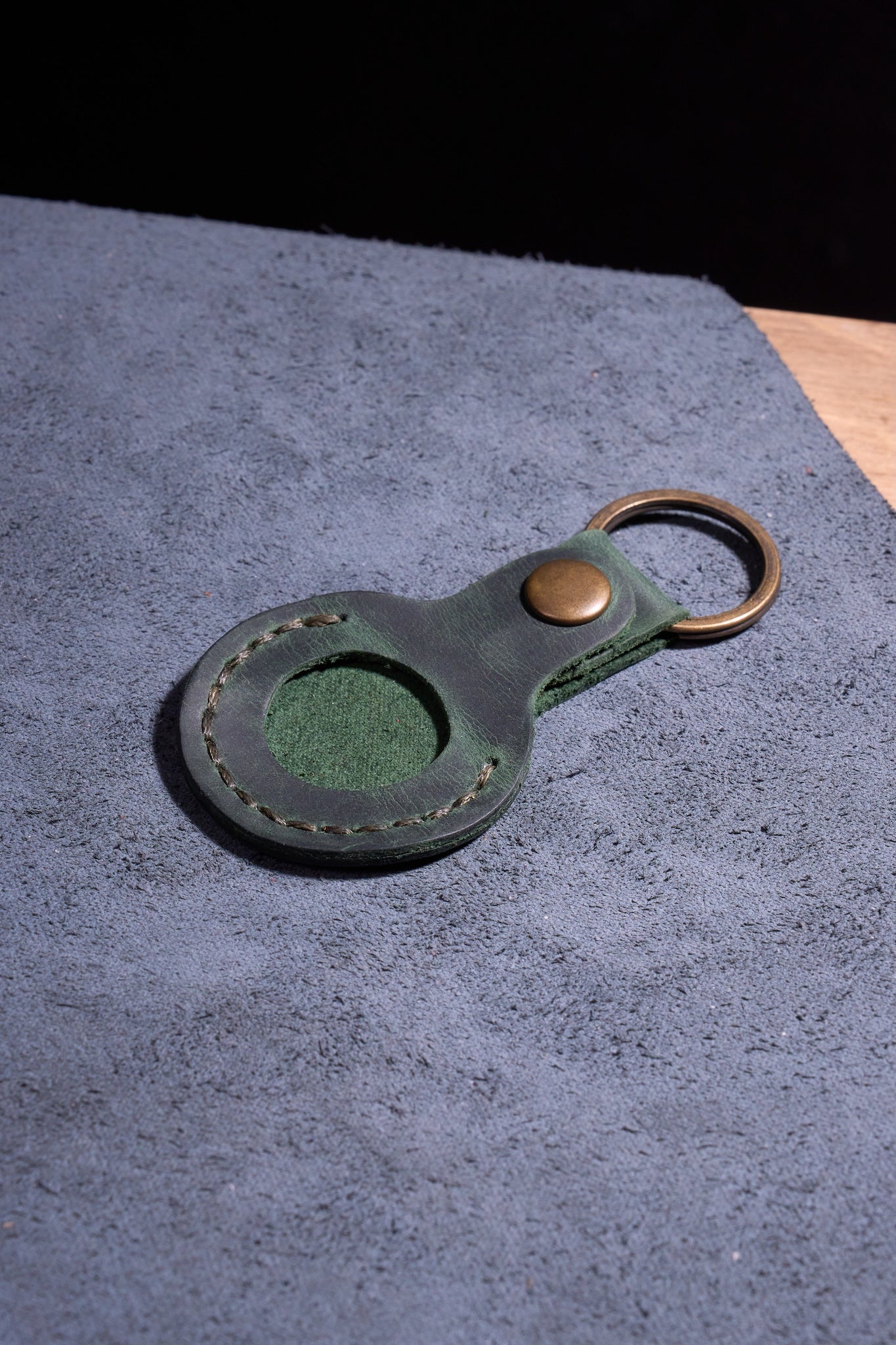 Yeşil El Yapımı Hakiki Deri Airtag Anahtarlık, %100 El İşçiliğiyle Üretilmiş Dayanıklı Gerçek Deri Kılıf, Apple AirTag ile Uyumlu, Günlük Kullanım İçin Birinci Sınıf Deri Aksesuar