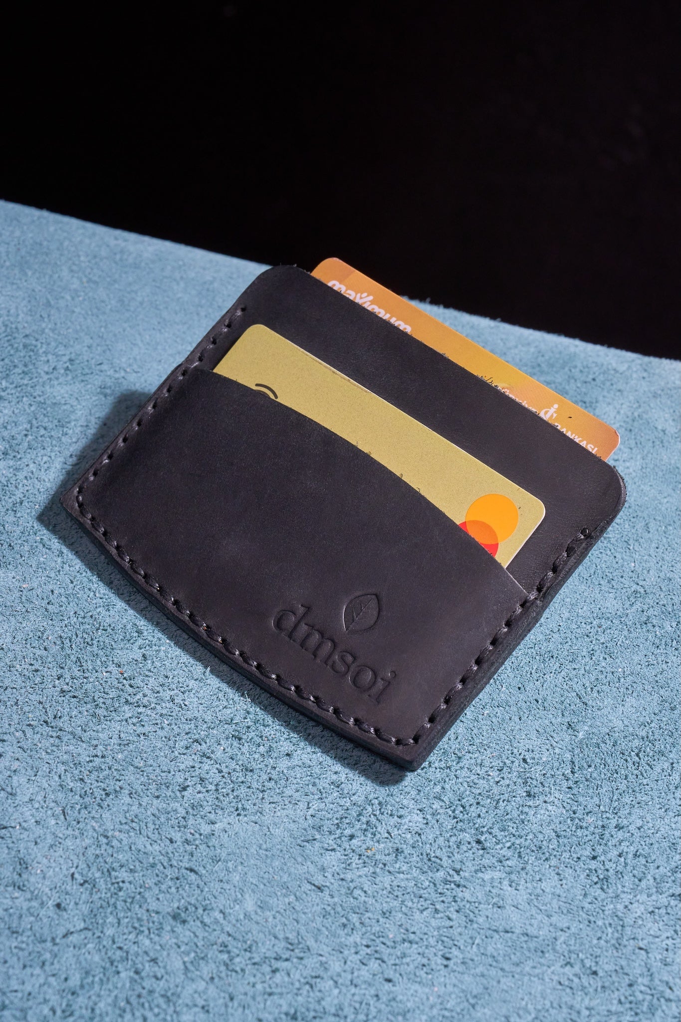 Siyah El Yapımı Minimalist Deri Kartlık Cüzdan – %100 Dana Derisi – Erkekler ve Kadınlar İçin Birinci Sınıf İnce El Yapımı Cüzdan – Makine Kullanılmadan Üretilmiş El İşçiliği – Dayanıklı Günlük Kullanım Kartlığı