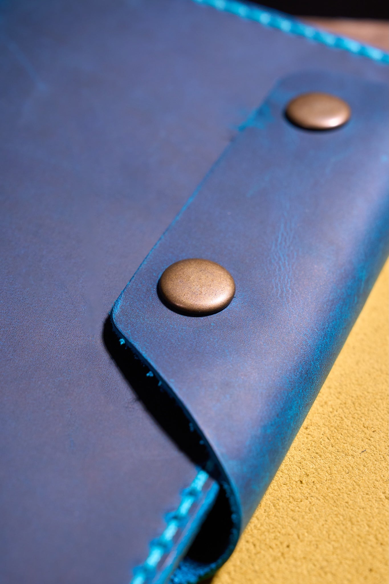 Turkuaz El Yapımı Deri Erkek Cüzdanı – Özenle Üretilmiş, Hediye ve Günlük Kullanım İçin İdeal