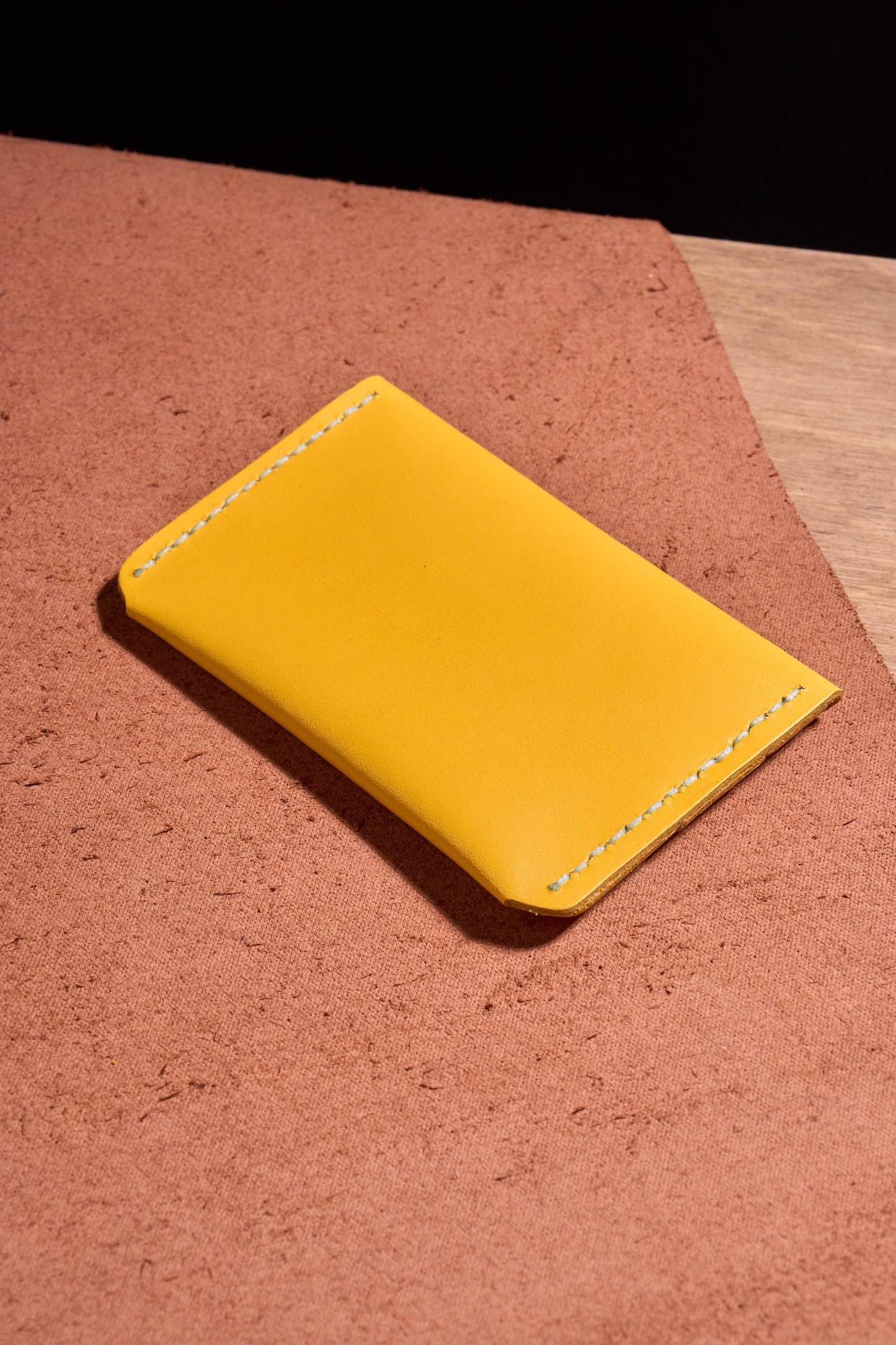 Sarı El Yapımı dana derisi çok fonksiyonlu kartlık box– Premium El Yapımı Minimalist Bozuk Para, Nakit ve Kartlar için Çok Amaçlı Ceplik. Takı, USB, SD Kartlar ve Küçük Eşyalar İçin